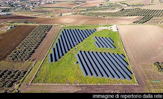 Pannelli fotovoltaici installati su terreni agricoli, uno dei nodi centrali del rapporto ISPRA sul consumo di suolo.
