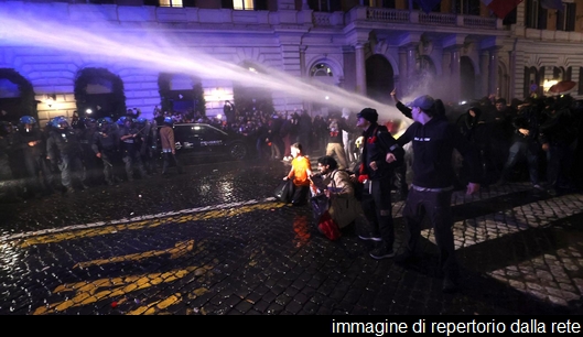 idranti della Polizia nelle piazze durante le manifestazioni del 24 ottobre