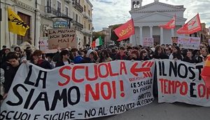FOGGIA: mille studenti in piazza contro carovita e diritto allo studio