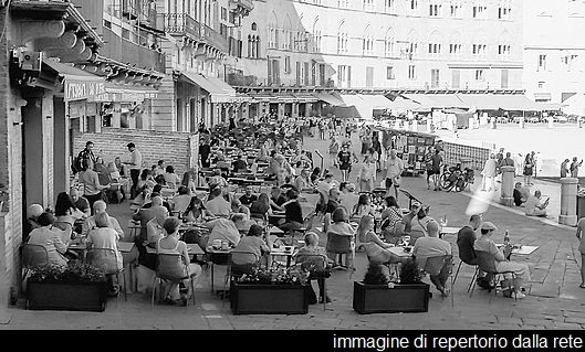 Dehors con tavolini all'aperto di bar o ristoranti in centro storico, oggetto della riforma dehors 2027.